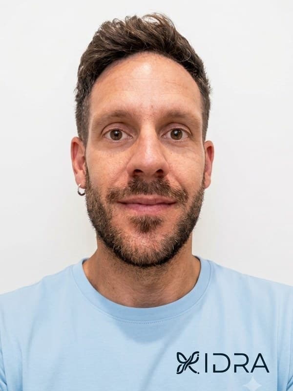 Pablo, responsable de IDRA, con la camiseta de la marca