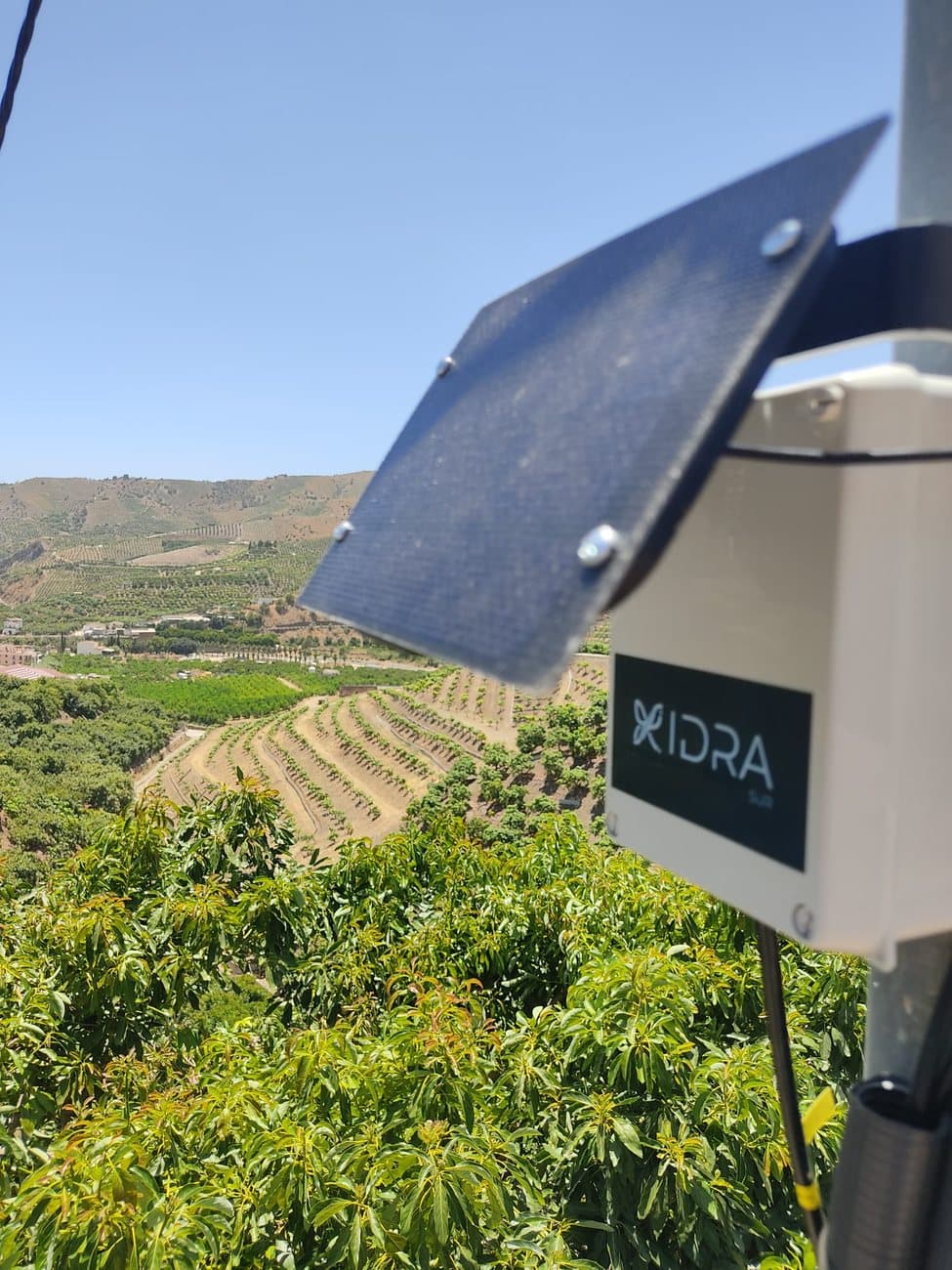 Equipo Zauri instalado en el cabezal de riego de una finca