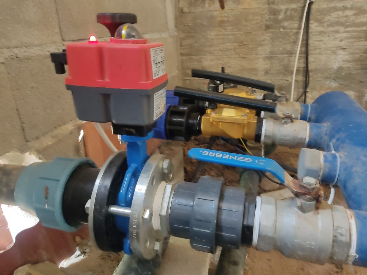 Cabezal de riego con electroválvula motorizada instalada por IDRA