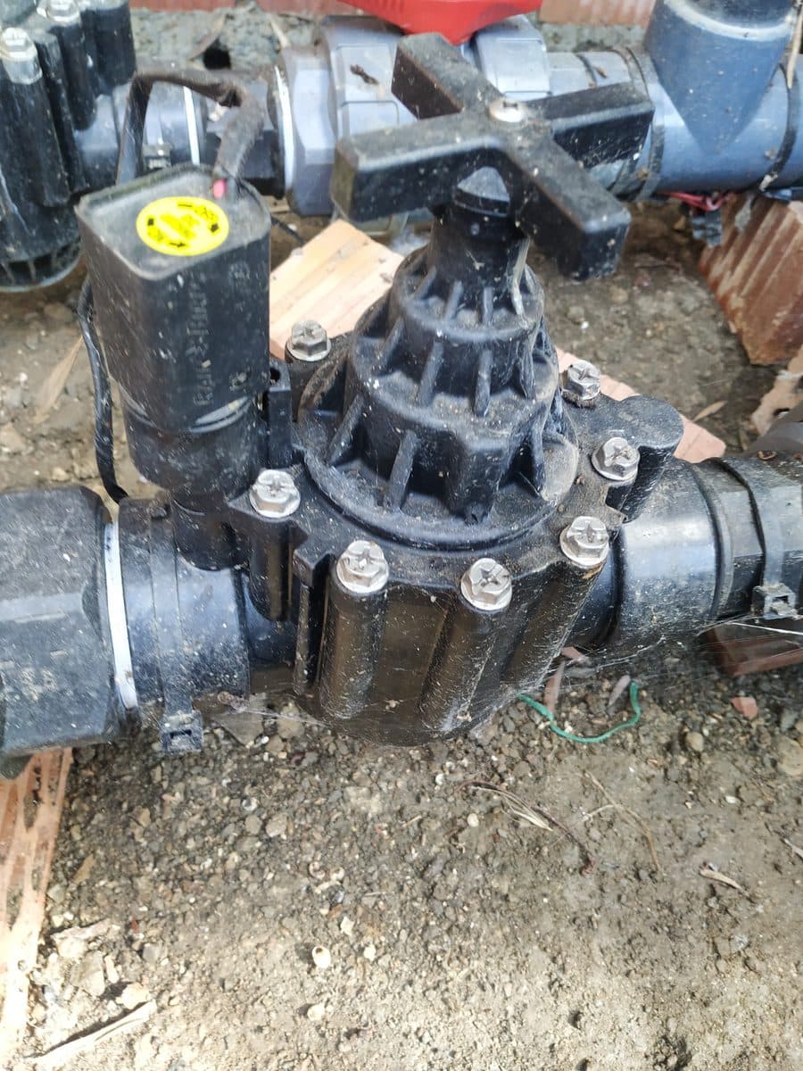 Válvula hidráulica automatizada en un cabezal de riego