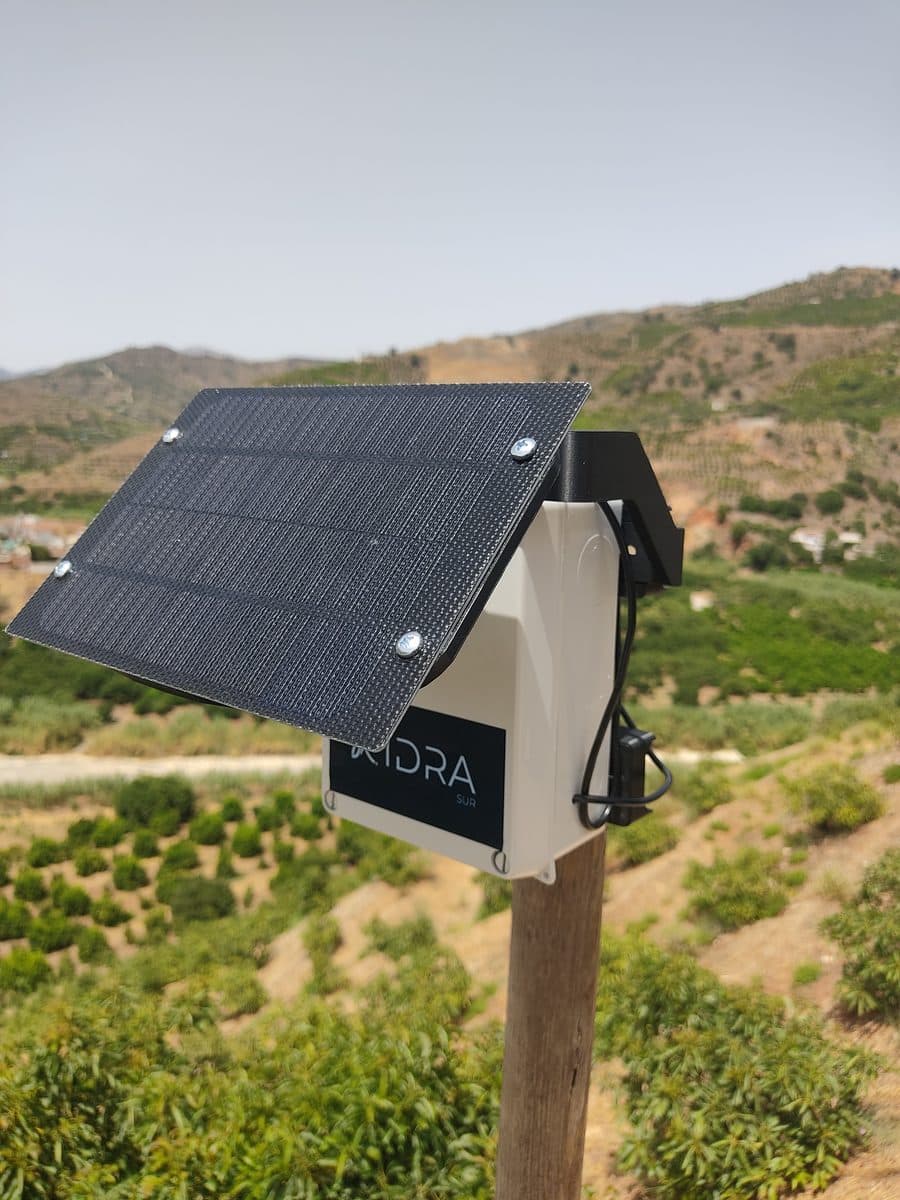 Equipo Zauri con panel solar instalado en una finca